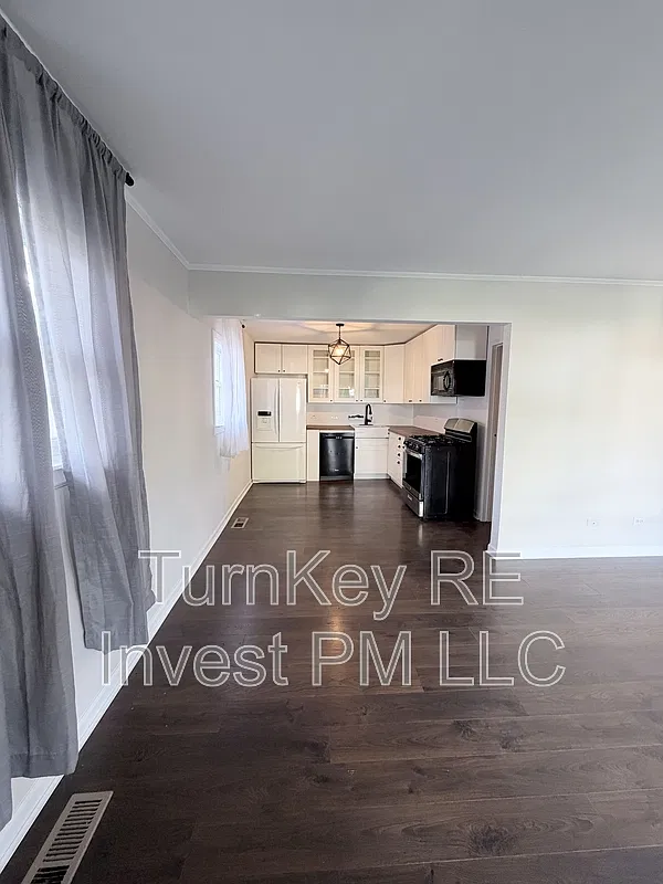 3 bed, 1.0 bath, 1284 sqft, $2,200 — Photo 3