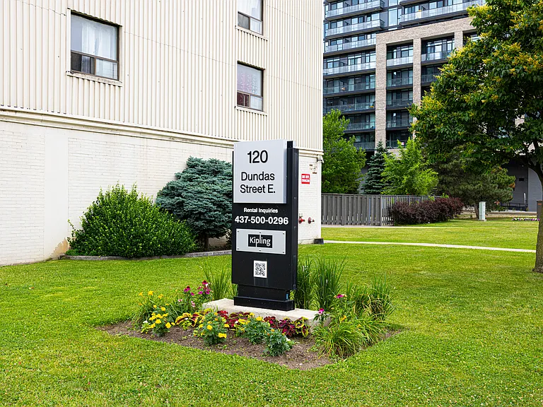 120 Dundas St E — Photo 14