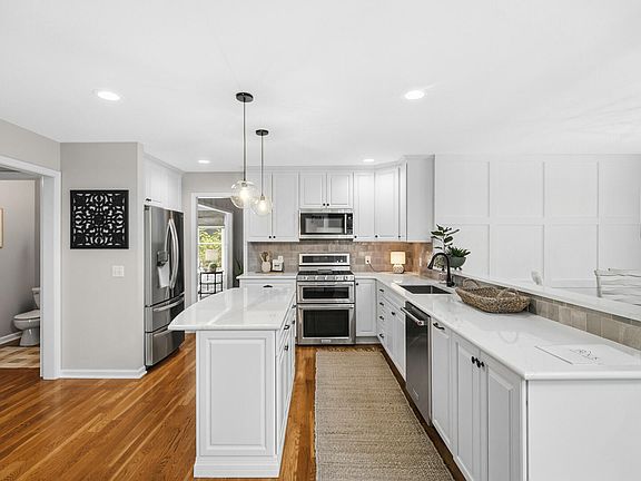 4th image of 2002 Woodmere Cir