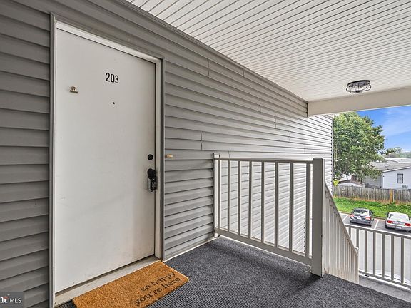5th image of 200 Grosvenor Ln #82
