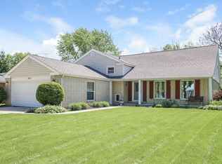 1615 S Surrey Ridge Dr, Arlington Heights, IL 60005