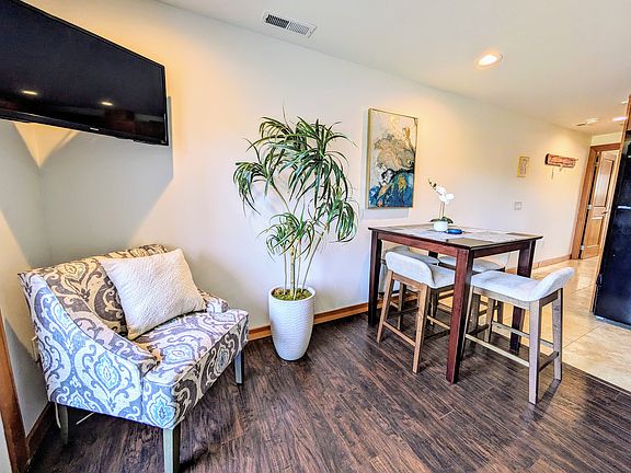 Dining seating for 4.