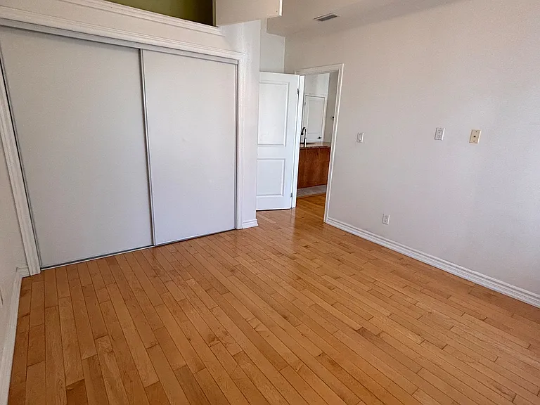 130 Wellington St N #201 — Photo 13