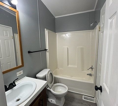 5th image of 126 Oak St