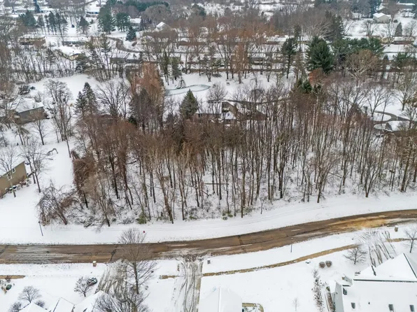 1950 N Donna Dr, Stevensville, MI 49127