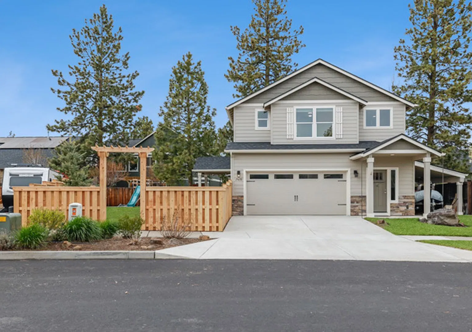 Beautiful home in SW Bend! Large fenced in yard, newer build. A/C! — Photo 2