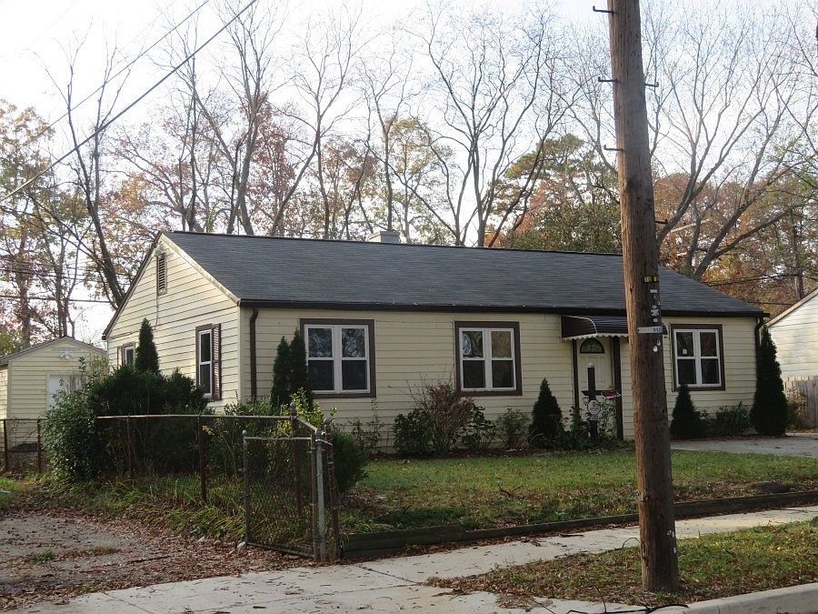 2nd image of 1303 Saunders Way