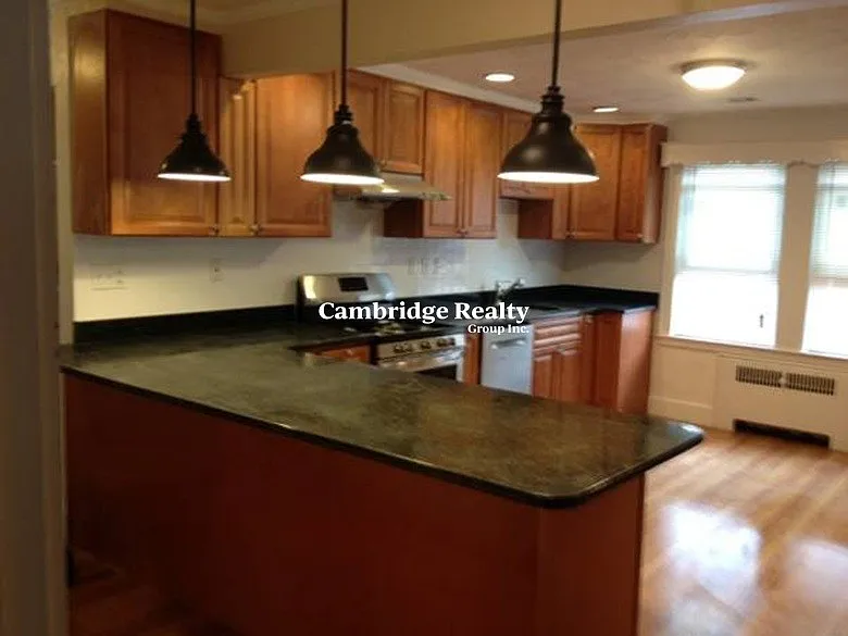 7 bed, 3.0 bath, 1800 sqft, $6,900 — Photo 4