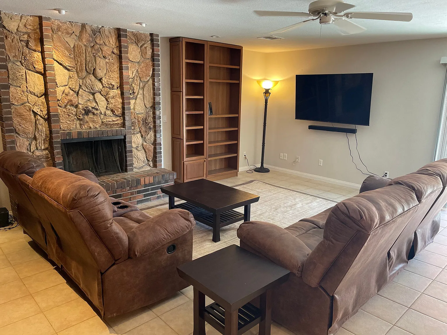All-Inclusive Room - Stress Free Living - Gig-Speed Wi-Fi - Large Upscale Ranch Style Home & Lot — Photo 3