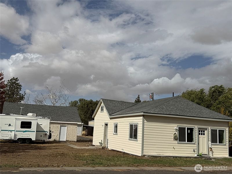 3rd image of 108 W Cherry Avenue W