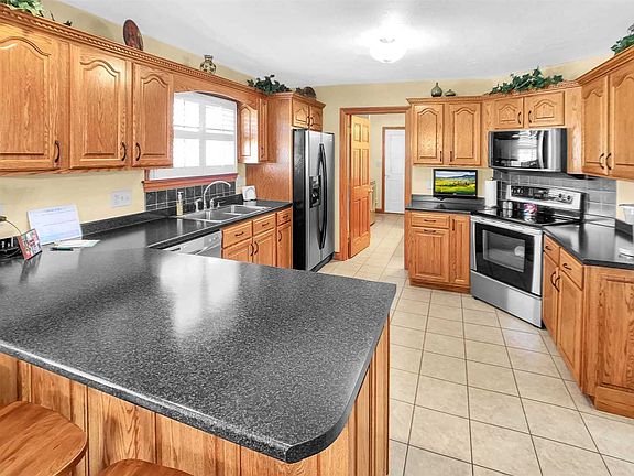 3rd image of 3214 Leslie Dr