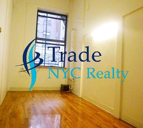 2nd image of 112 Macdougal St Frnt A