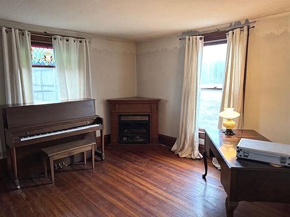4th image of 204 N Main St