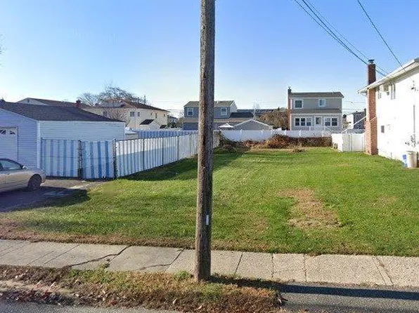 137 Linton Ave, Lindenhurst, NY 11757