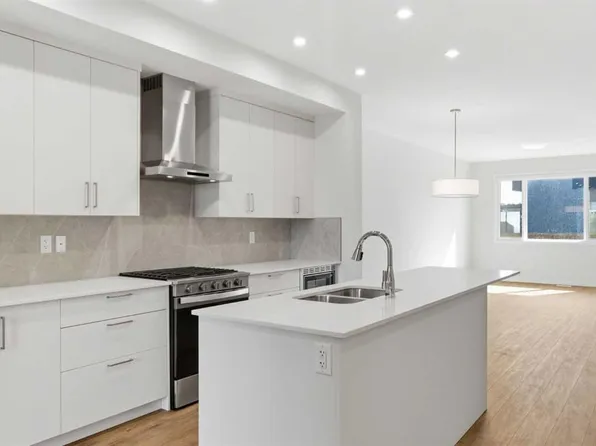 107 NE Royston Way NW, Calgary, AB T3L 0M4