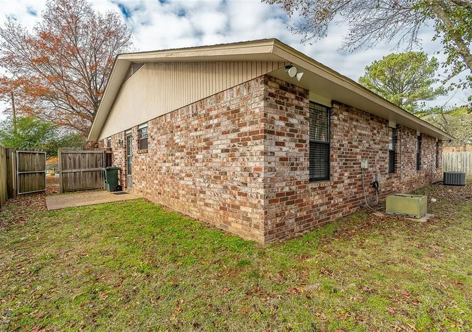 2 bedroom 2 bath duplex, 1 car garage — Photo 4