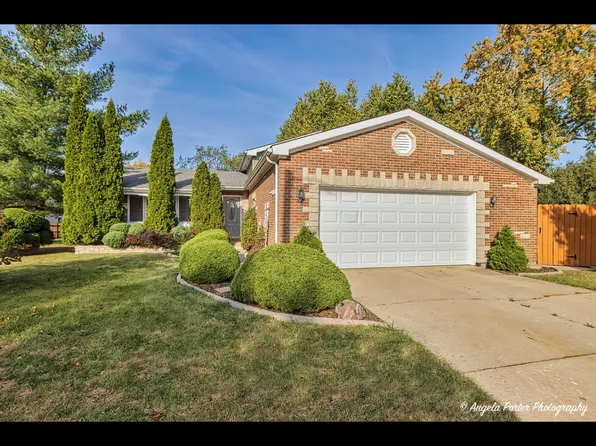 203 Springbrook Ct, McHenry, IL 60050