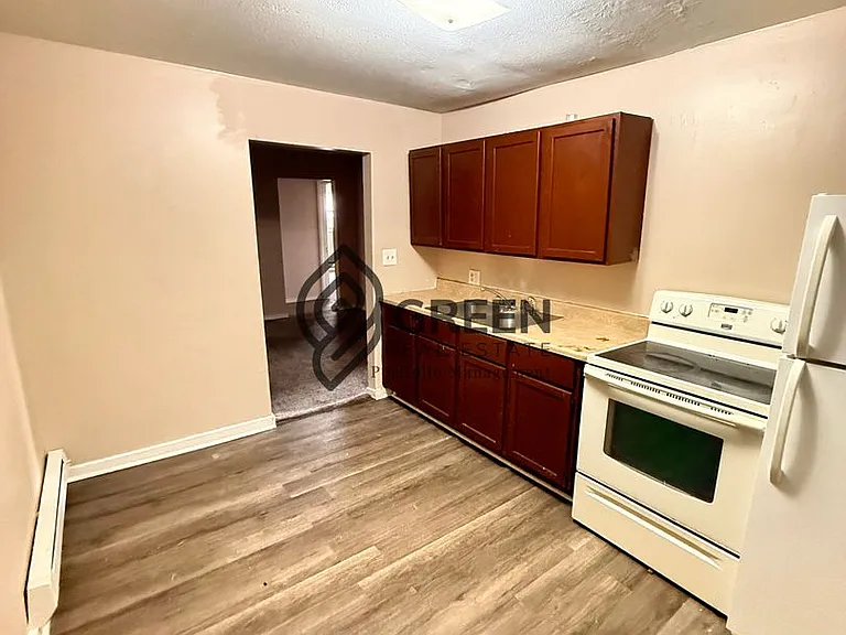294 N Greenwood Ave — Photo 2
