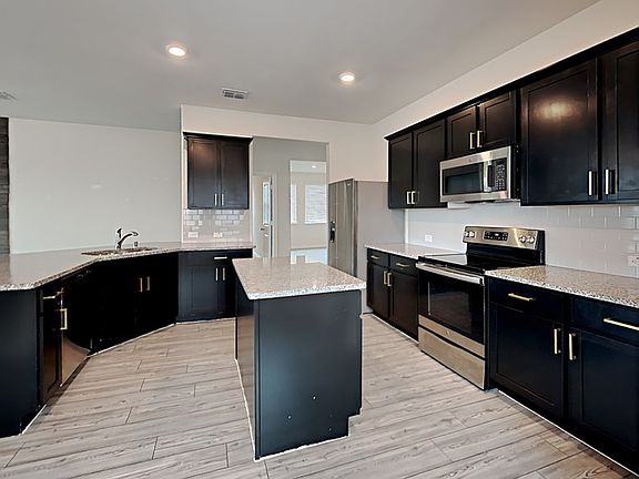 5th image of 621 Fitzroy Ln