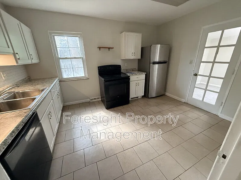 2 bed, 1.0 bath, $1,400 — Photo 3