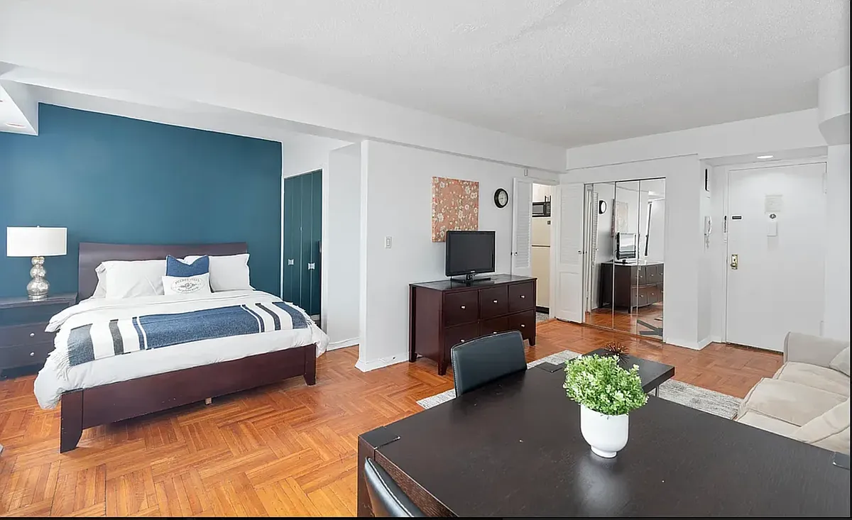 Building Photo - 210 E 47th St #10B