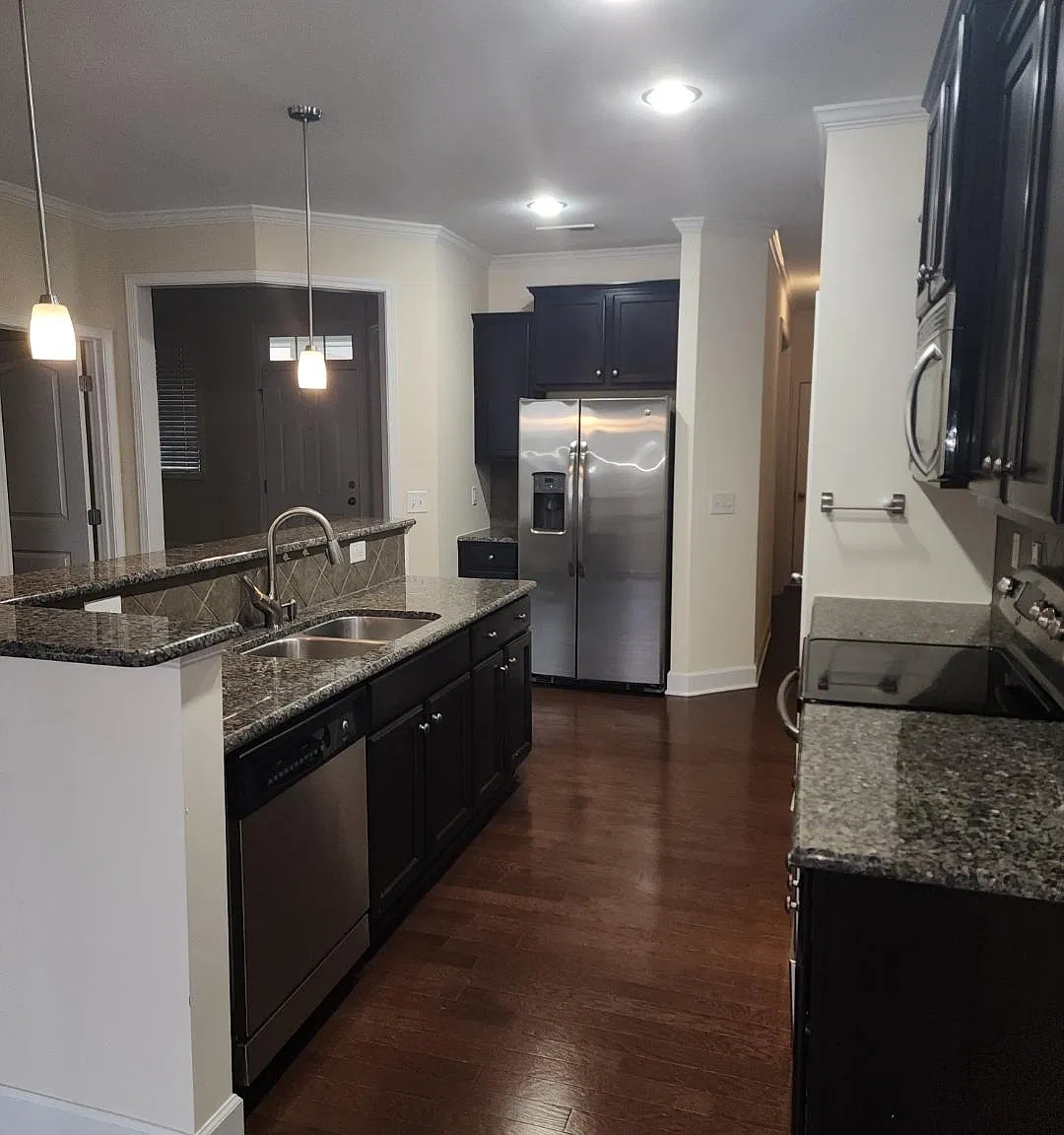 3 bed, 2.5 bath, 1984 sqft, $2,100 — Photo 2