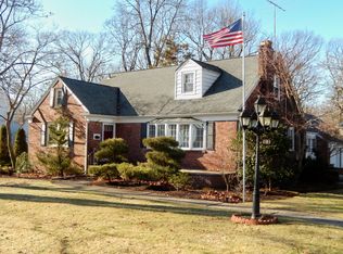 44 Mountain Rd, Verona, NJ 07044