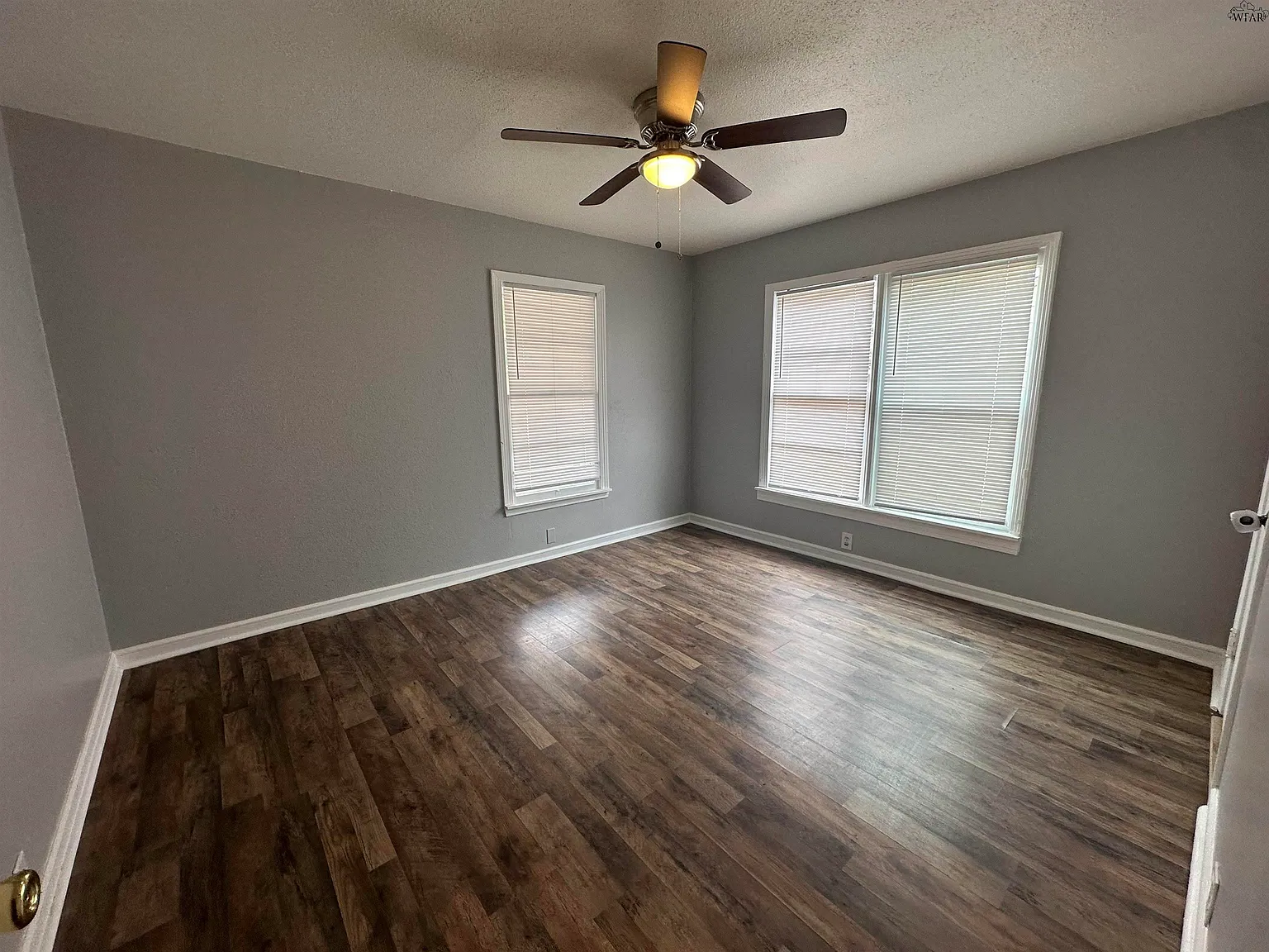 2 bed, 1.0 bath, 988 sqft, $1,200 — Photo 4