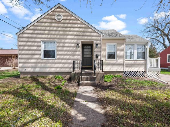 422 3rd Ave, De Witt, IA 52742