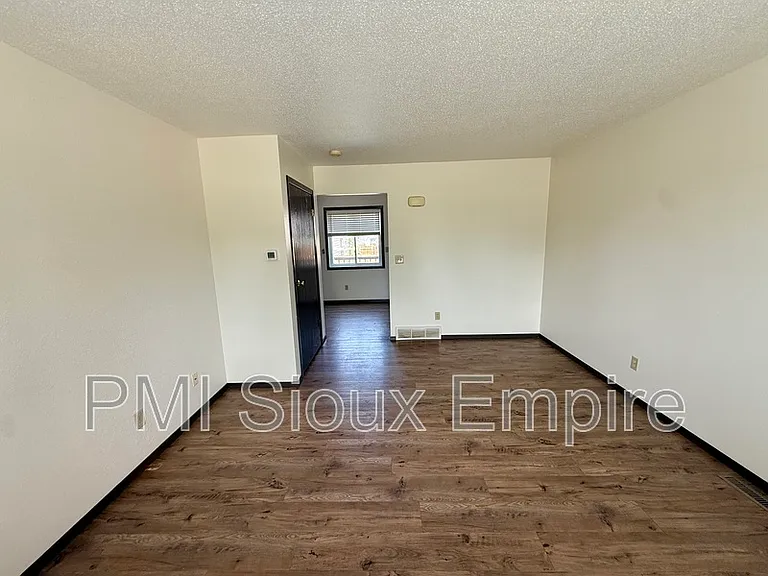 614 E 6th St — Photo 7