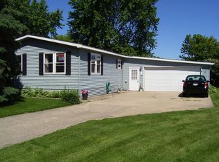 42 Maple Ln, Sandwich, IL 60548