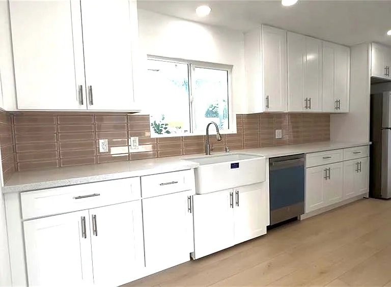 233 E Victoria St — Photo 8