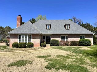 1704 E 10th Ave, Winfield, KS 67156