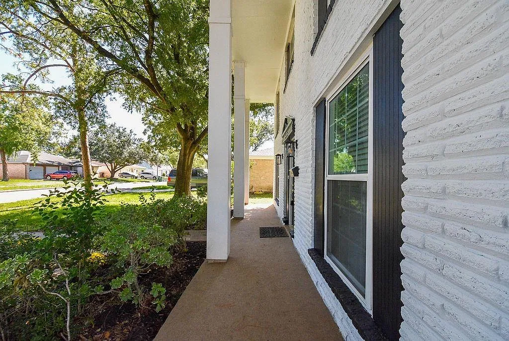 4 bed, 2.5 bath, 2240 sqft, $2,299 — Photo 3