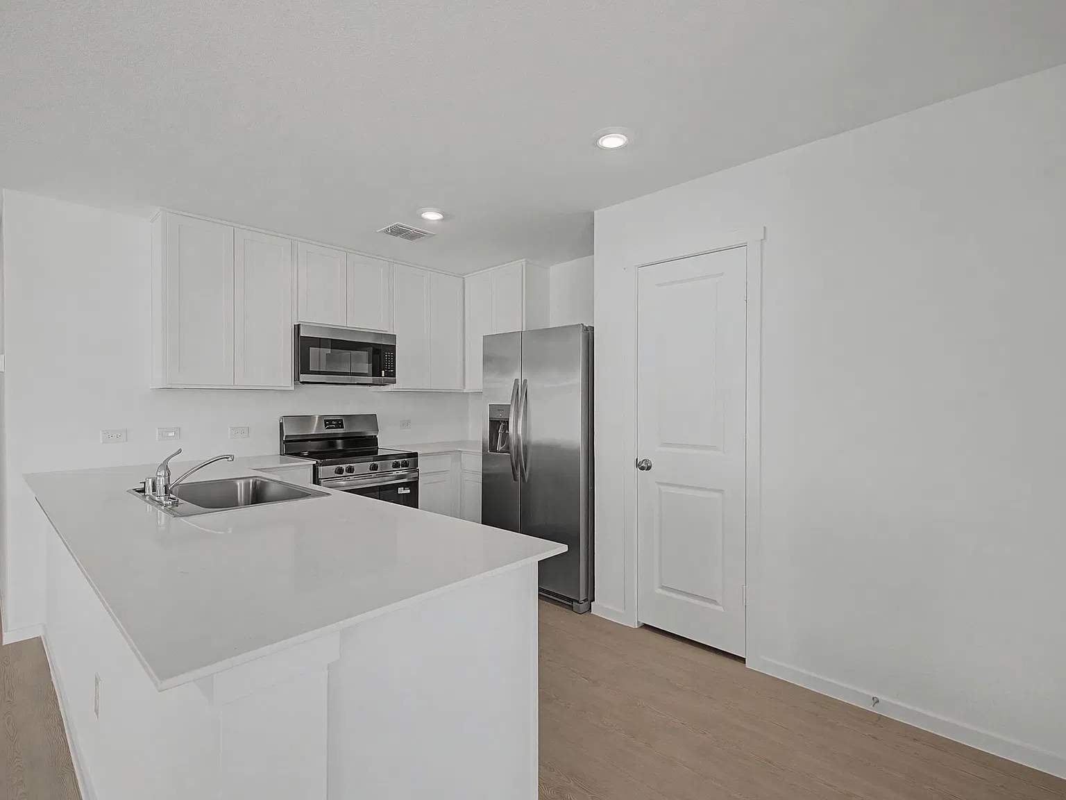 4 bed, 1720 sqft, $2,200 — Photo 4