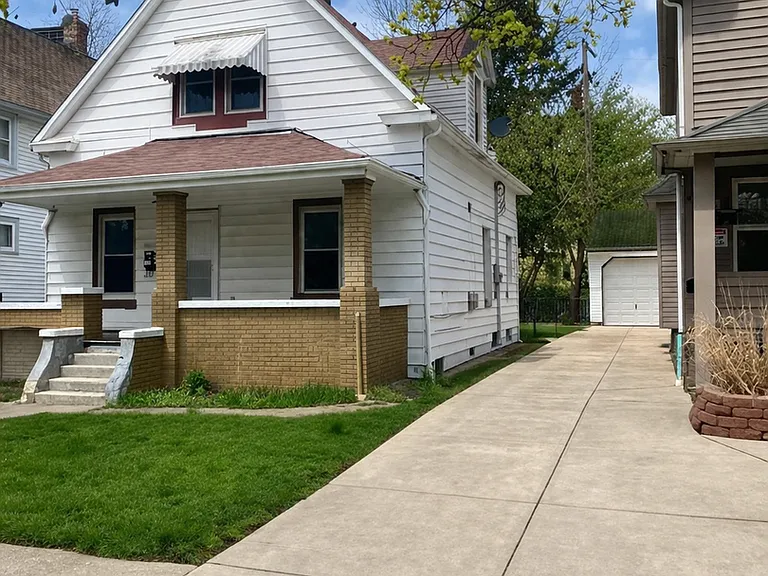 2219 W 103rd St — Photo 2