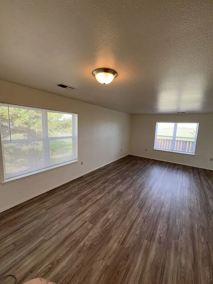 3 bed, 2.5 bath, 1328 sqft, $1,755 — Photo 4