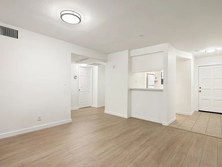 1141 N Columbus Ave — Photo 22