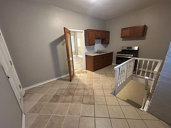 4th image of 1005 Walnut St