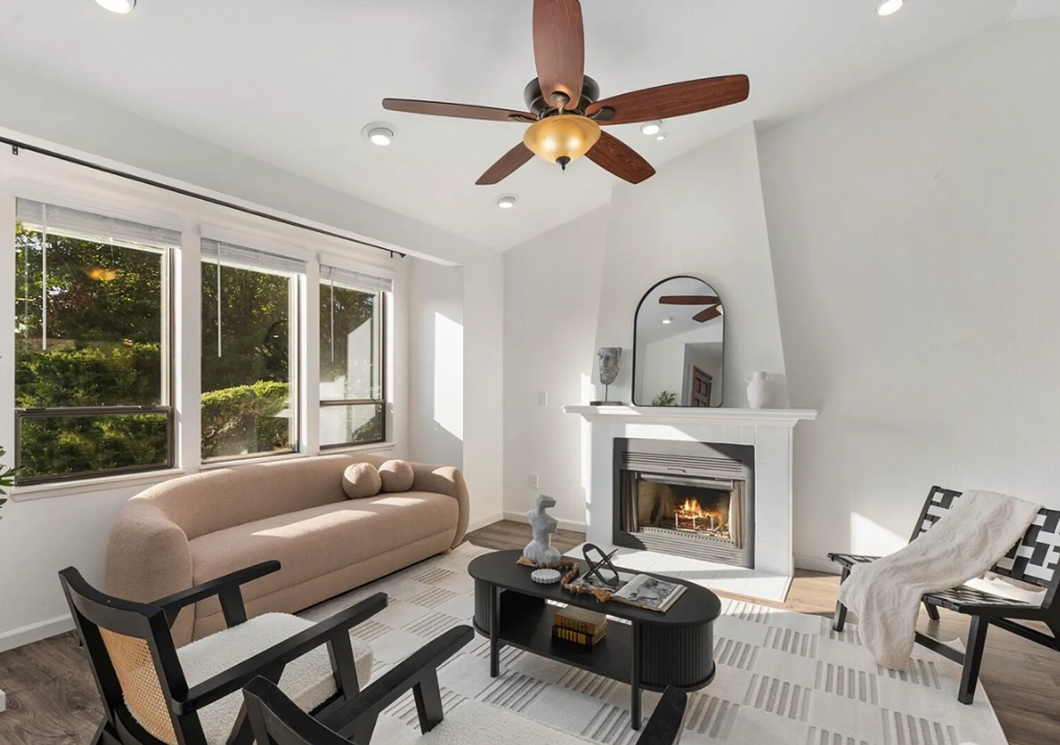Stylish Greenbelt Home With Dadu, Ev Charger & Remodeled Kitchen — Photo 4