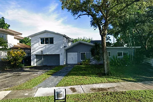 2555 NE 202nd St Photo 1