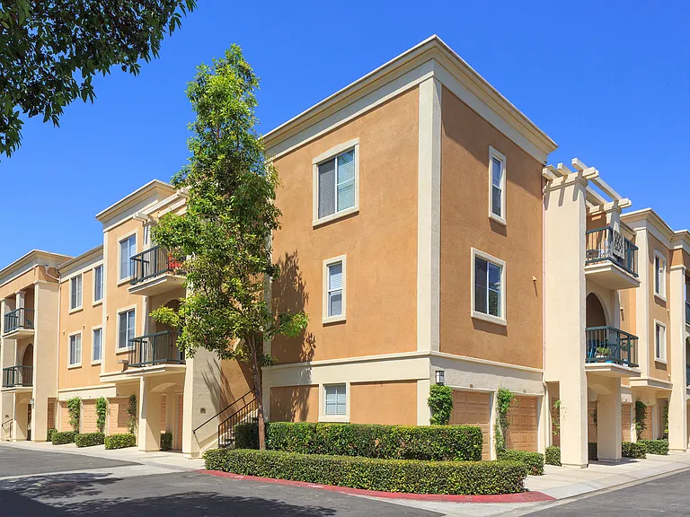 Las Palmas Apartment Homes — Photo 15