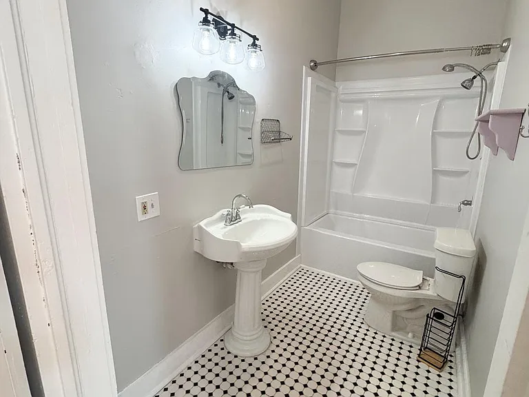 820 1st Ave — Photo 8