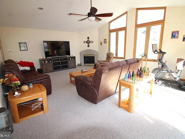 112 N Harvard Rd — Photo 5