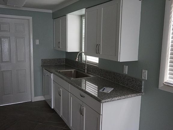 4th image of 2219 Mateo St
