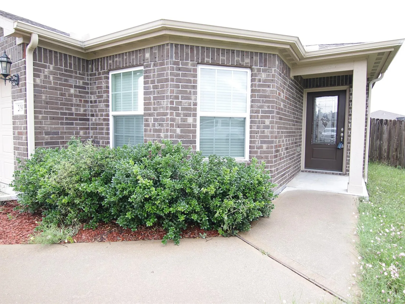 3 bed, 2.0 bath, 1894 sqft, $1,950 — Photo 2