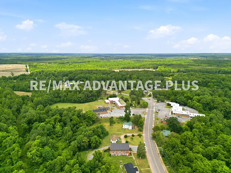 327 Thomas Jefferson Hwy — Photo 16