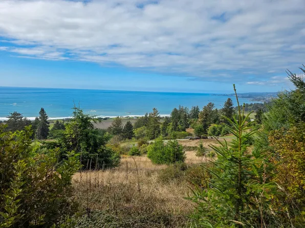 107 Ridge Rd, Smith River, CA 95567
