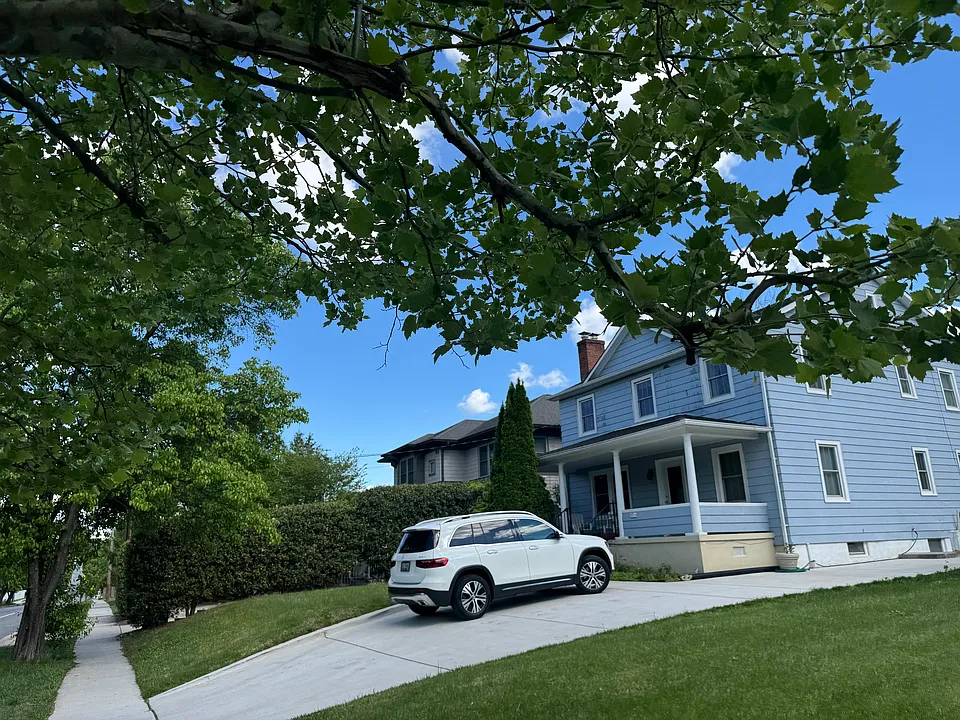 5716 Grosvenor Ln