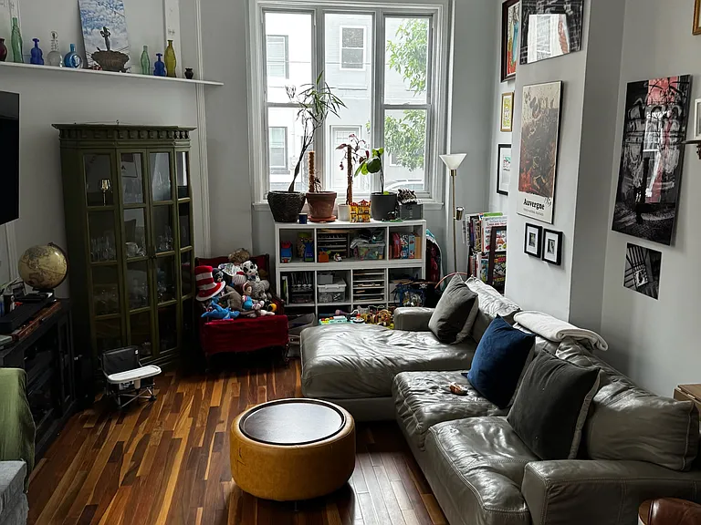 426 Tasker St — Photo 6